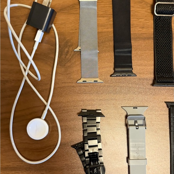 Apple Smartwatch Series 7 (GPS) - 45mm - 32GB - with multiple bands. - Picture 6 of 7